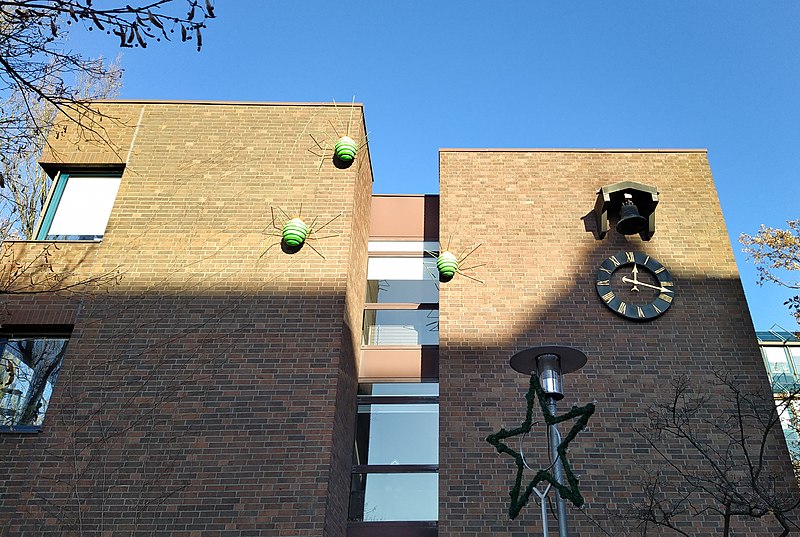 File:Blattläuse und Glocke am Rathaus Langenhagen.jpg