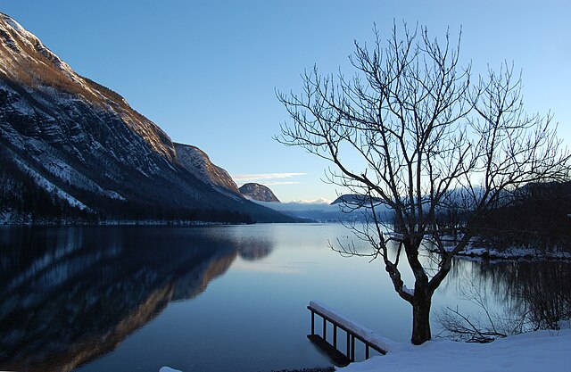 Le lac de Bohinj dans le parc national du Triglav, en Slovénie.\n (définition réelle 2 956 × 1 924)