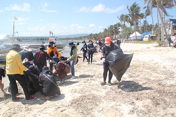 Cleanup of Boracay in 2018.
