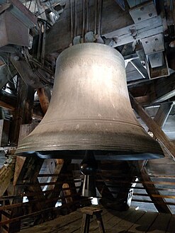 The bourdon Emmanuel, Notre-Dame's largest and oldest bell, cast in 1686[136]