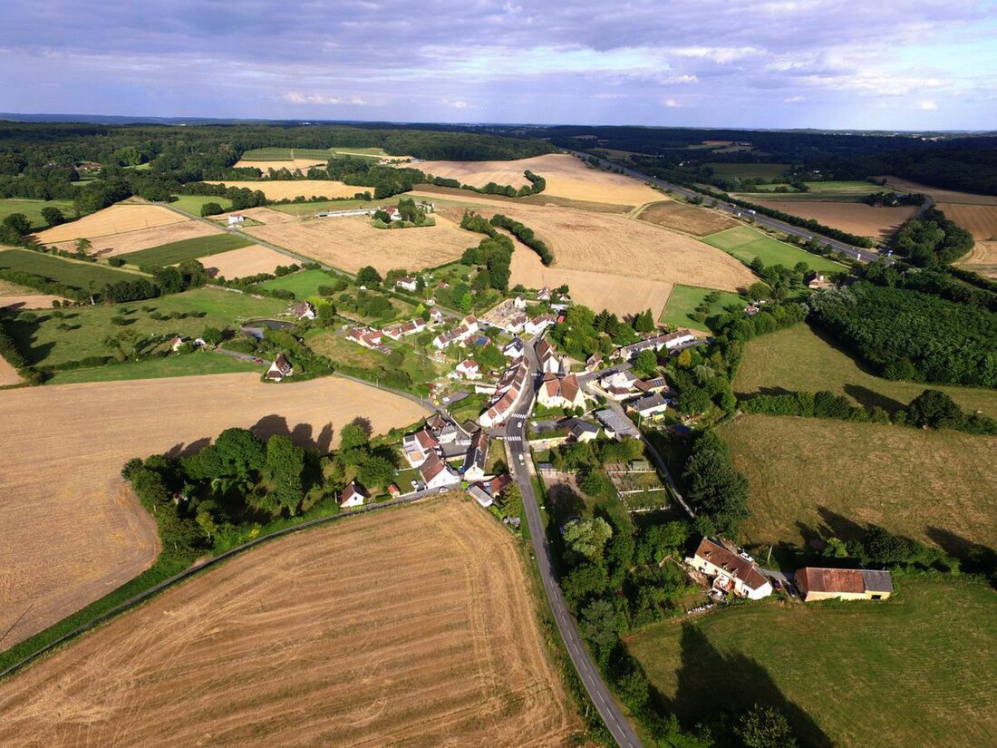 File:Bourg de Saint Bomer.jpg