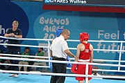 Deutsch: Boxen bei den Olympischen Jugendspielen 2018 Tag 12, 18. Oktober 2018 - Finale Leichtgewicht Mädchen – Junioren-Weltmeisterin und dreifache Juniorinnen-Europameisterin Caroline Sara DuBois (Großbritannien, blau) schlägt Juniorinnen-Asienmeisterin Porntip Buapa (Thailand, rot). English: Boxing at the 2018 Summer Youth Olympics on 18 October 2018 – Girls' lightweight Gold Medal Bout – Caroline Sara DuBois (Grat Britain, blue) wins over Porntip Buapa (Thailand, red). Español: Boxeo en los Juegos Olímpicos Juveniles de Verano de 2018 en 18 de octubre de 2018 - Combate de medalla de oro de peso ligero para niñas - Caroline Sara DuBois (Gran Bretaña, azul ) gana sobre Porntip Buapa (Tailandia, rojo).