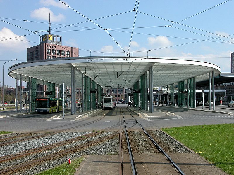 Die Straßenbahn Braunschweig  800px-Braunschweig_Brunswick_Busbahnhof_1_%282006%29