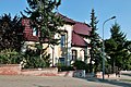 Čeština: Rodinný dům s památkově chráněným průčelím, na rohu ulic Hroznová a Květná. Hroznová 75/4, Brno-Pisárky.