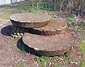 "Drei Mühlsteine im Sumpfgarten" vom Fachbereich Natur, 1977, Volkspark Mariendorf, Berlin-Mariendorf, Deutschland