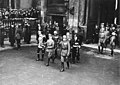 Von Mackensen links, naast Adolf Hitler tijdens de Heldengedenkdag 1935