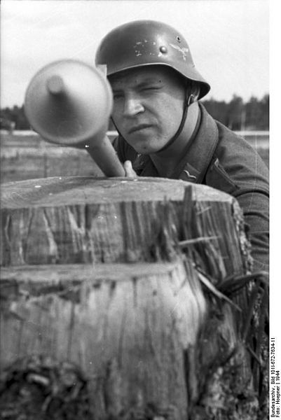 File:Bundesarchiv Bild 101I-672-7634-11, Russland, Luftwaffensoldat mit Panzerabwehrwaffe.jpg