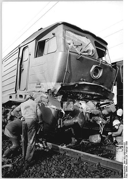 File:Bundesarchiv Bild 183-1989-0228-027, Bahnhof Berlin-Schönefeld, Eisenbahnunglück.jpg