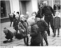 Bundesarchiv Bild 183-D1224-0012-004, Berlin, Schornsteinfeger mit Kindern.jpg
