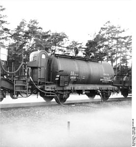 Kesselwagen der DR mit genietetem Untergestell und dem vom Ommru Villach bekannten Blechbremserhaus