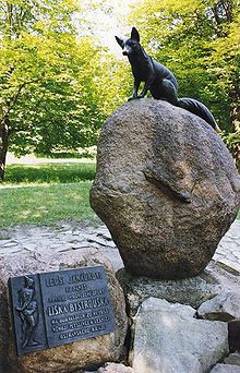 Janáček-Denkmal in Hukvaldy zur Erinnerung der Uraufführung der Oper Das schlaue Füchslein (Quelle: Wikimedia)