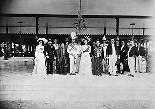 オランダ領東インド・スラカルタの藩王パクブウォノ10世を表敬訪問した際のヨハン・アルブレヒトと後妻エリーザベト（1910年3月）