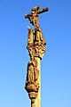 Detalle da iconografía e cruz do cruceiro de San Roque.