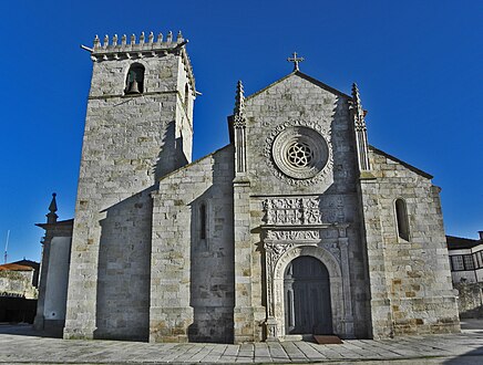 Iglesia de Caminha (siglos XV / XVI). Sus motivos decorativos góticos y manuelinos y su portal renacentista están flanqueados por un pesado campanario de estilo románico.