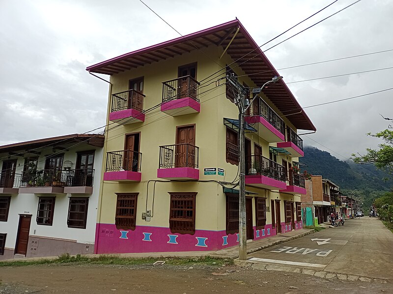 File:Casas en Jardín (Antioquia) - 01.jpg