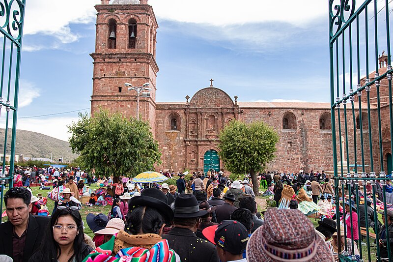 File:Celebración del Roscasiri en Pomata 40.jpg