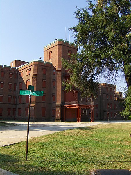 File:Center building at Saint Elizabeths with street sign and tree in foreground, Washington D.C., August 23, 2006.jpg