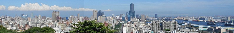 Skyline einer Stadt mit mehreren hohen Wolkenkratzern.