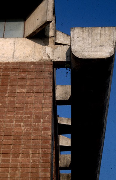 File:Chandigarh - Le Corbusier - Museum - gutter.jpg