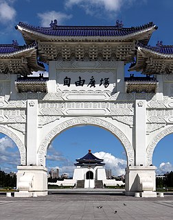 Memorial Chiang Kai-shek é um edifício no centro de Taipé, Taiwan, em homenagem a Chiang Kai-shek, ex-presidente e comandante militar supremo da República da China. O monumento está rodeado por um parque e fica no extremo leste de uma praça ladeada pelo Teatro nacional e pela Sala de concertos. (definição 2 567 × 2 567)