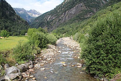 Bergflüsschen Ticinetto im Val Chironico und die Gipfel