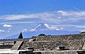 Wielka Piramida z Choluli. Wulkan Popocatépetl w tle