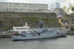 ディーゼル機関を採用した、デスティエンヌ・ドルヴ級通報艦 トラス型マストの支柱が煙突の淵から、煙突の上に覆いかぶさるように伸びており、煙突の上にレーダーアンテナが配置されているので、マック構造の一種とも解釈し得る。