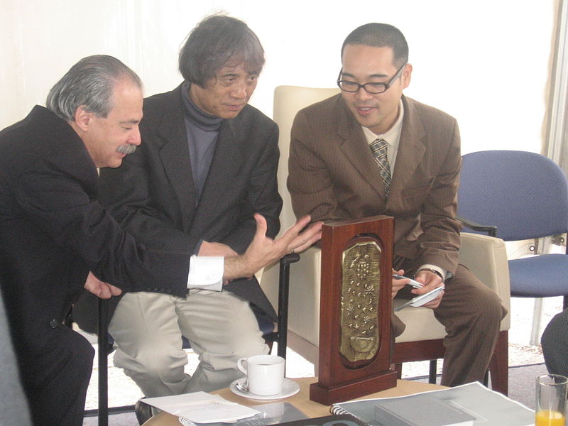 File:Con Tadao Ando, en la colocación de la primera piedra del CRSG.JPG