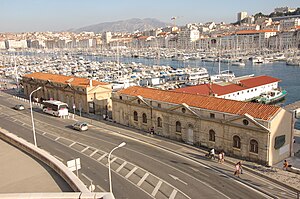 De to bygningene til Marseille helsesenter, sett fra trappene som fører til Saint-Laurent kirken