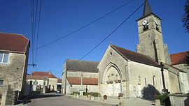 Die Kirche und Umgebung in Courban