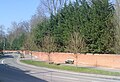 Mur et rideau d'arbres résineux qui ceignent le Parc (rue de Beaurieux).