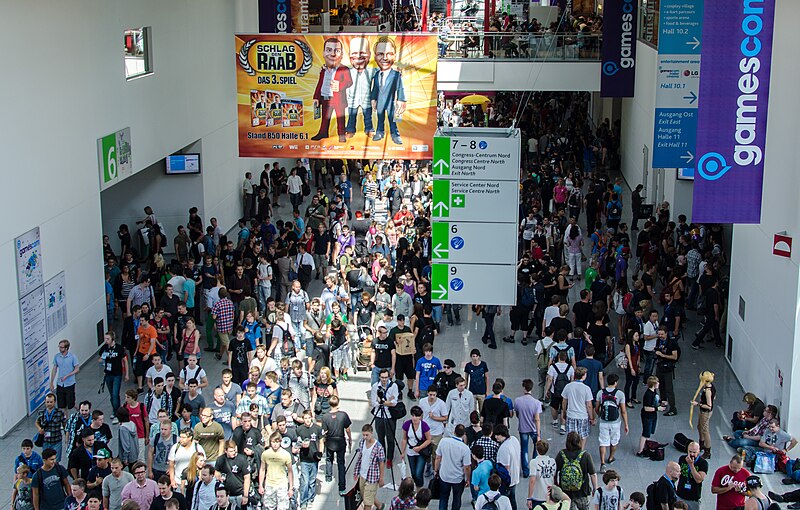 File:Crowd @ Gamescom 2012 (7796560284).jpg