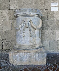 Cylindrical funerary altar (Rhodes) 01.jpg