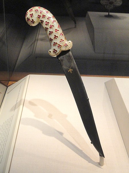 File:Dagger, Mughal dynasty, late 17th century, watered steel blade, hilt of nephrite inlaid with gold, rubies, and emeralds - Freer Gallery of Art - DSC05186.JPG