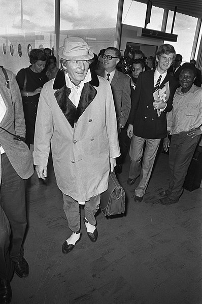 File:Danny Kaye (reizende ambassadeur Unicef) arriveert op Schiphol, Bestanddeelnr 925-1241.jpg