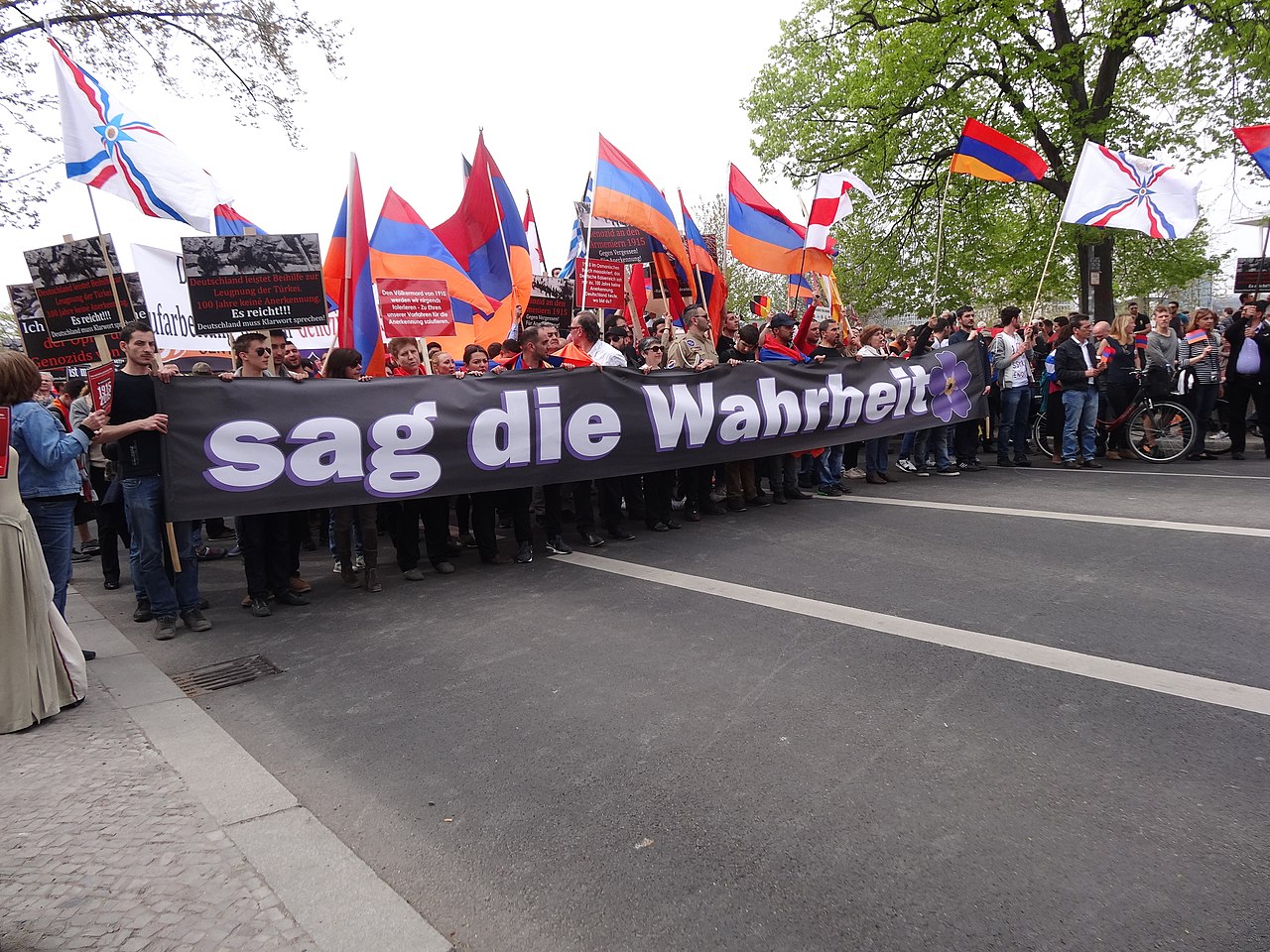Demo "Genozid 1915 - Initiative Deutschland" (2015) 15.jpg
