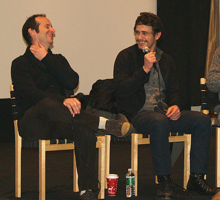 ไฟล์:Denis_O'Hare_and_James_Franco_discussing_Harvey_Milk_2.jpg