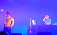 Pierre Taki (links) en Takkyu Ishino (rechts) treden live op in Japan, 2011