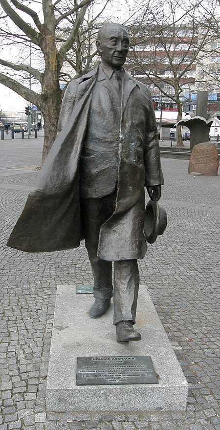 Denkmal Adenauer Adenauerplatz Berlin 2