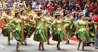 Bailarinas de morenada en entrada folclórica