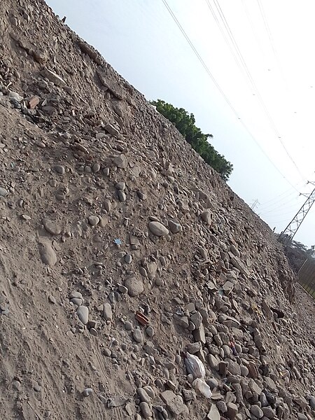 File:Deslizamiento de rocas cerca al puente Tambo Rio en Puente Piedra.jpg