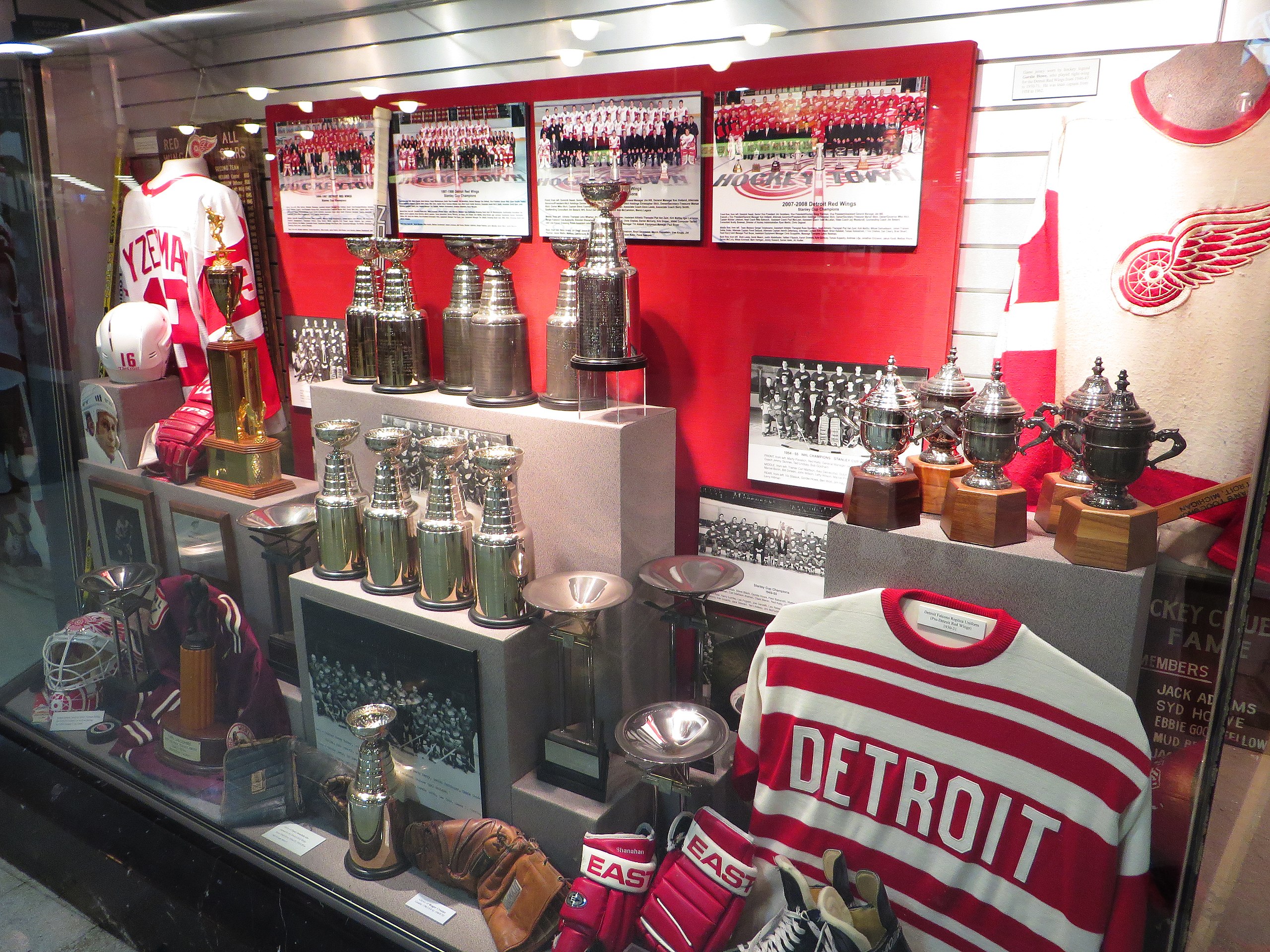 The retail design at the Detroit Pistons & Detroit Red Wings Team Store.