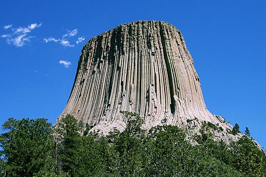Devils Tower, een 386 meter hoge rotsformatie in het noordoosten van de staat. Deze diende als decor in de film Close Encounters of the Third Kind uit 1977.