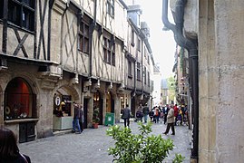 Typische straat in het oude centrum van Dijon