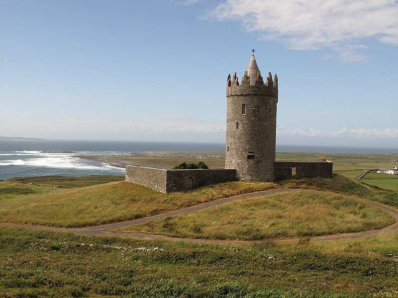 Doolin - Doonagore Castle - panoramio.jpg