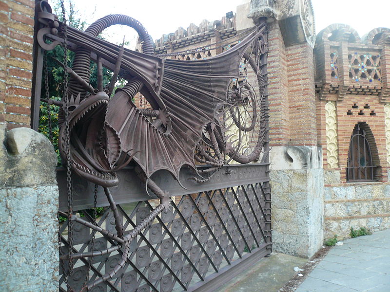 File:Drac i porta del Jardí de les Hespèrides P1440892.JPG