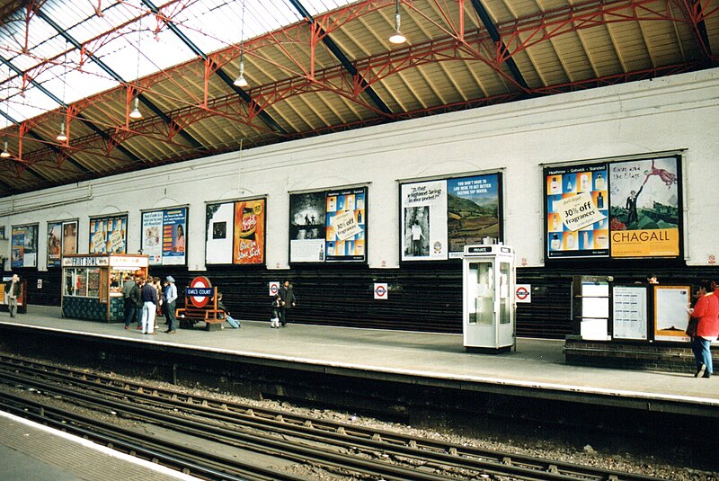 File:Earls Court Station - Kiosk.jpg