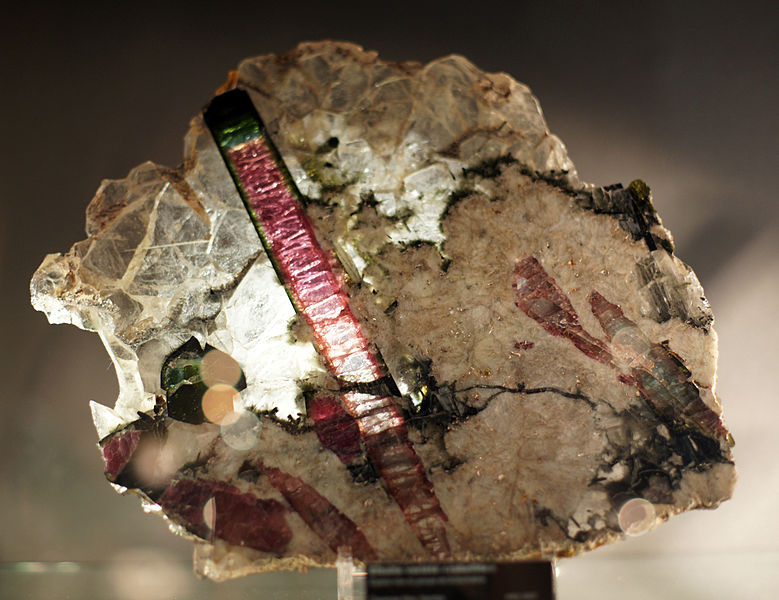 File:Elbaite, varietà rubelite, da clayenzee mine, namibia.JPG