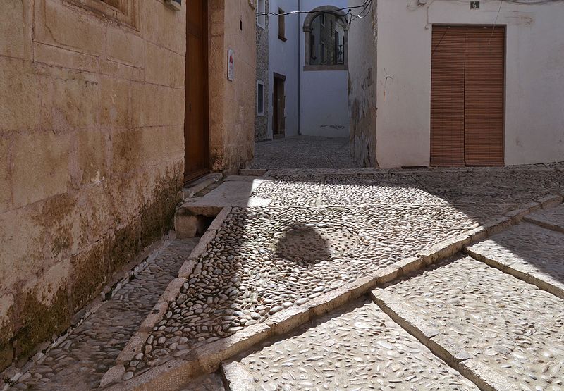 File:Empedrat del carrer de mossén Gaspar Telló, Benissa.jpg