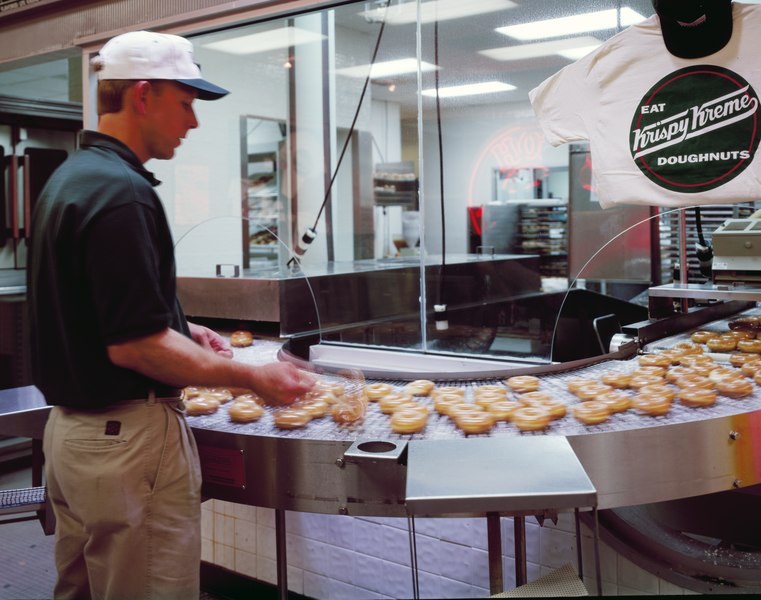 File:Employee watches the production line at the nation's first Krispy Kreme donut shop in Winston-Salem, North Carolina LCCN2011632479.tif